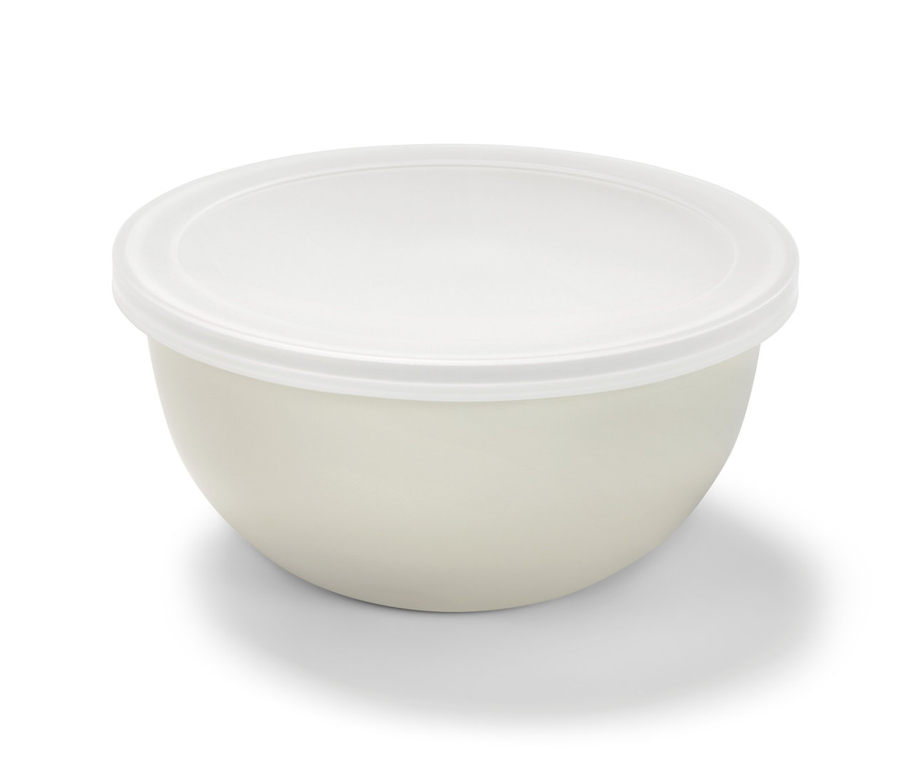 Eine beige Emaille-Servier- und Zubereitungsschüssel mit weißem Deckel.