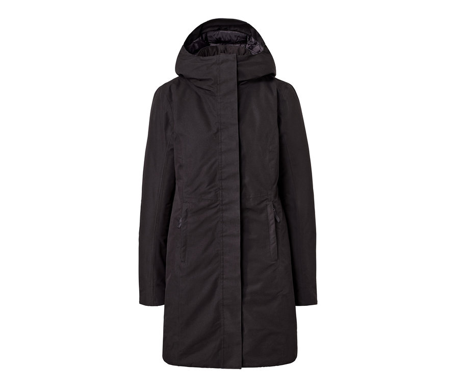 Ein schwarzer Thermomantel mit Kapuze.