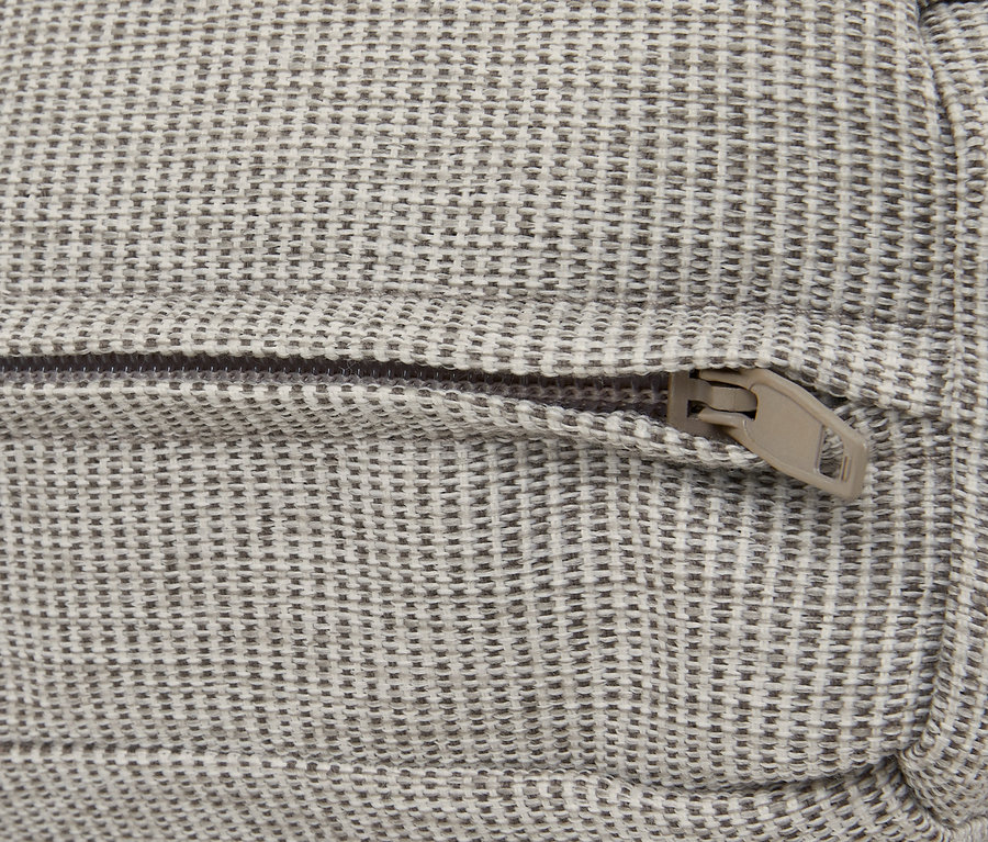 Detailaufnahme eines grauen Gartensofa-Sets aus Textilgeflecht mit Reißverschluss.