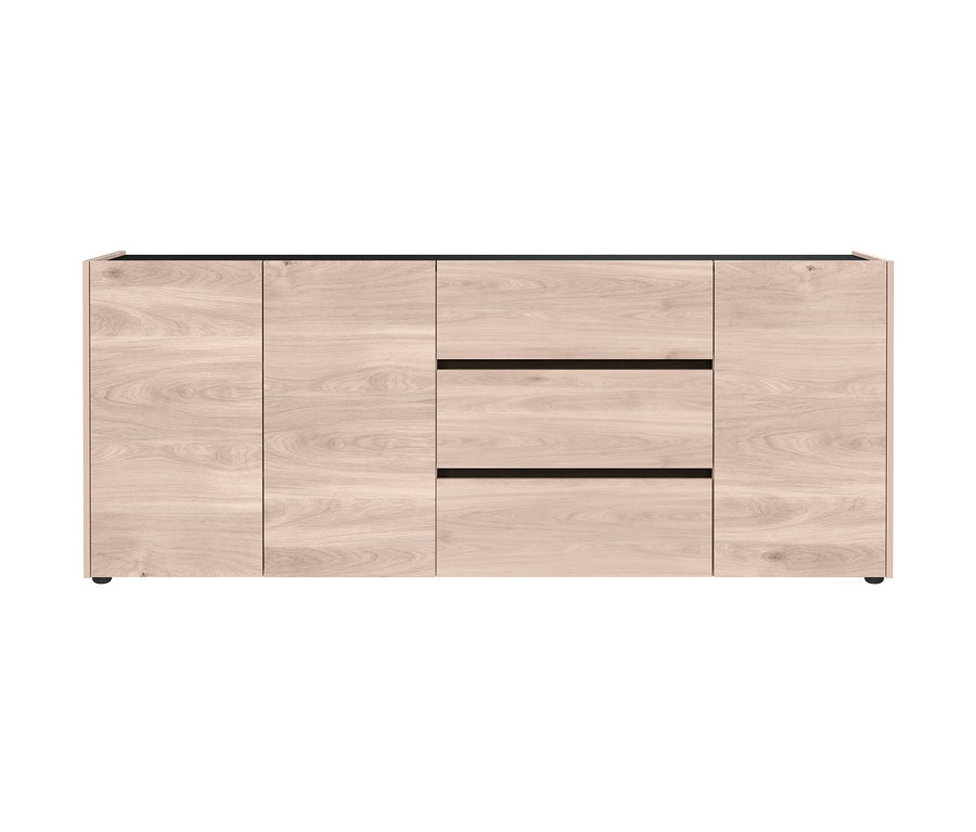 Helles Holz-Sideboard "Cantoria" mit zwei Schränken und drei Schubladen.