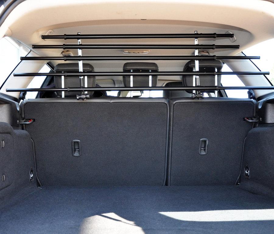 Leerer Kofferraum eines Autos mit einem schwarzen dobar Autotrenngitter "Walky barrier".
