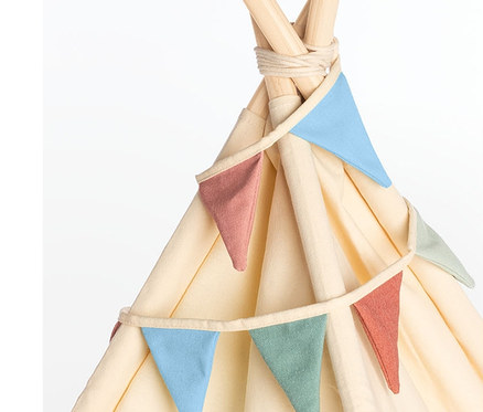 Detailansicht des Pinolino Zelt »Tipi Yuma« mit bunten Wimpeln.