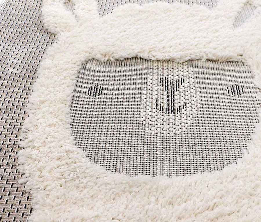 Detailansicht des weißen Kinderteppichs NAVAJO Lama, ca. 135 x 190 cm.