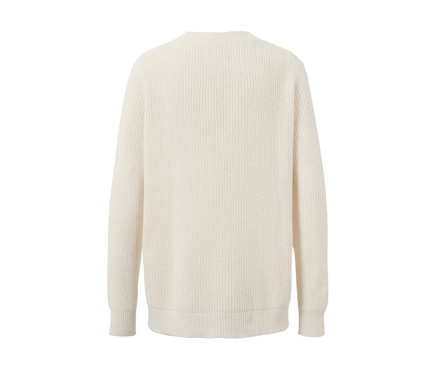 Rückansicht eines Strickpullovers mit Herz-Jacquard.