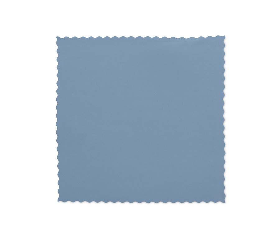 Blaues Outdoor-Handtuch mit gewellten Rändern.