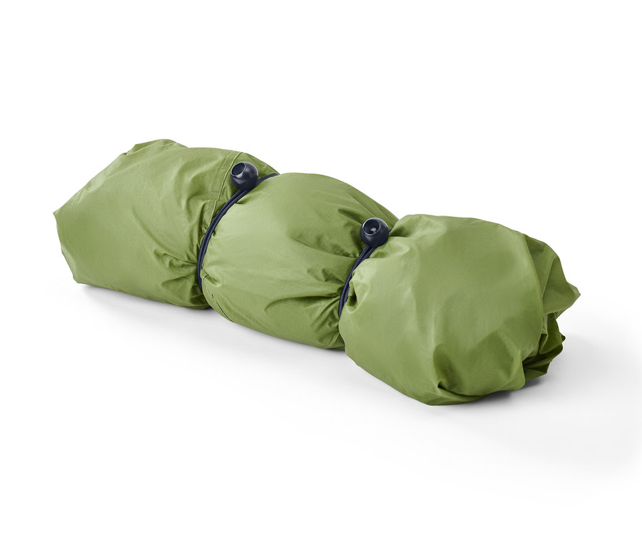 Eine zusammengerollte, grüne Plane, die mit 12 Spanngummis mit Kugel fixiert ist.