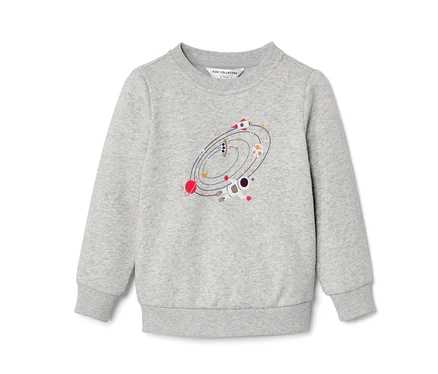 Grauer Kinder-Sweater mit Weltraum-Motiv.
