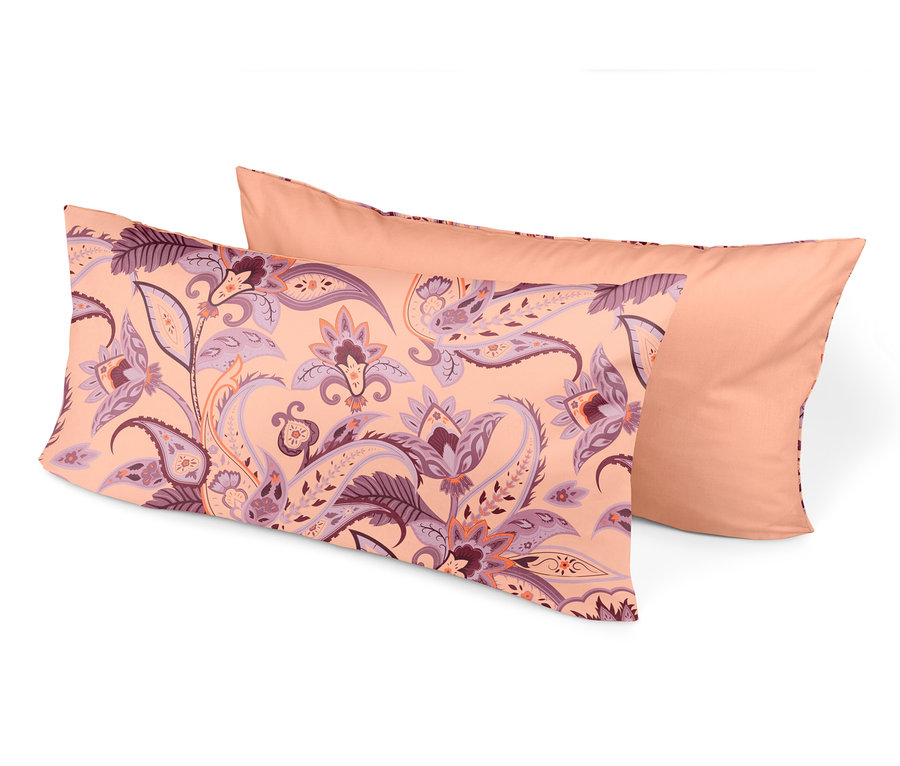 Zwei Jersey-Kopfkissenbezüge mit floralem Muster in Orange-, Lila- und Brauntönen.