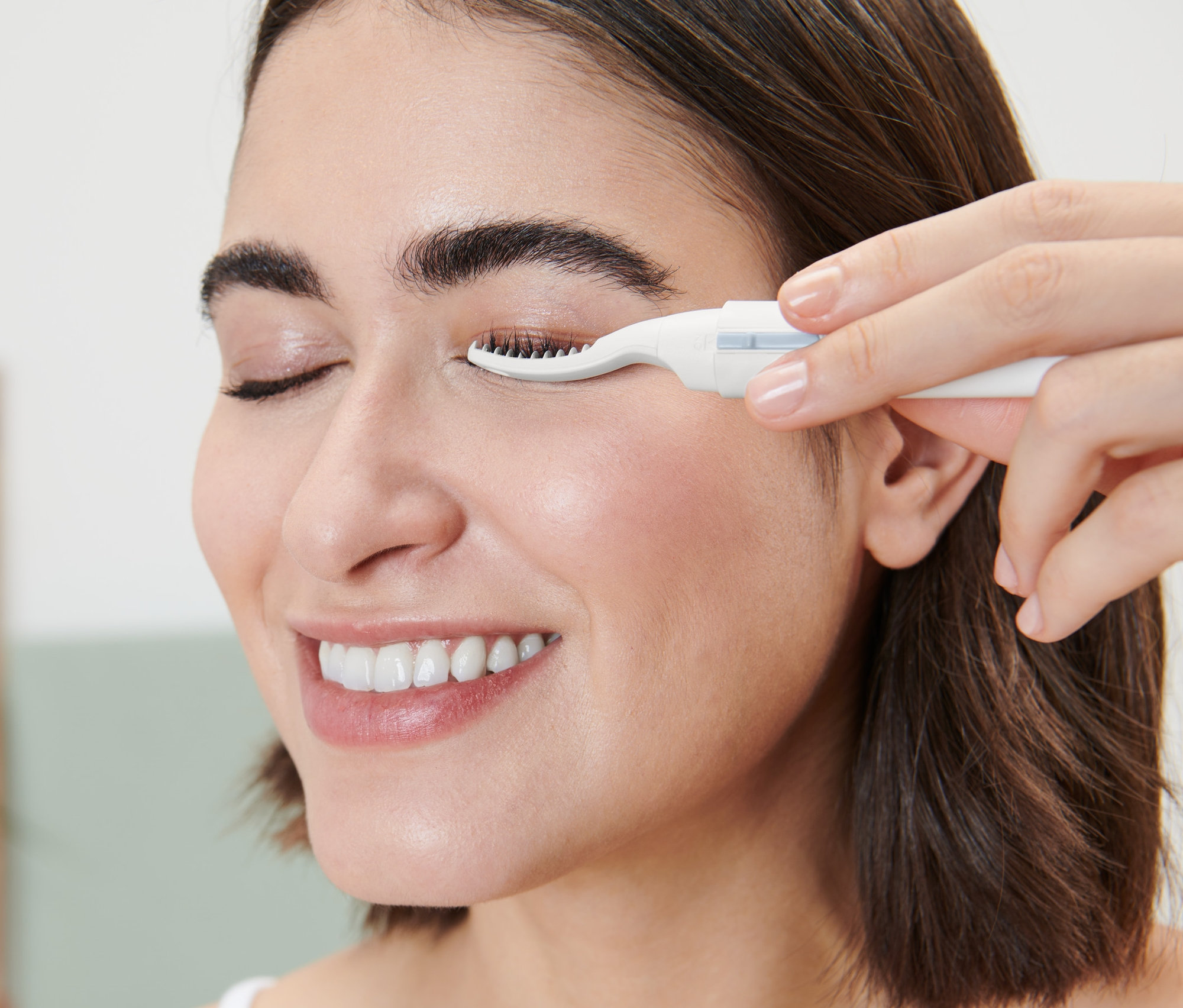 Frau verwendet beheizbaren Wimpernformer.