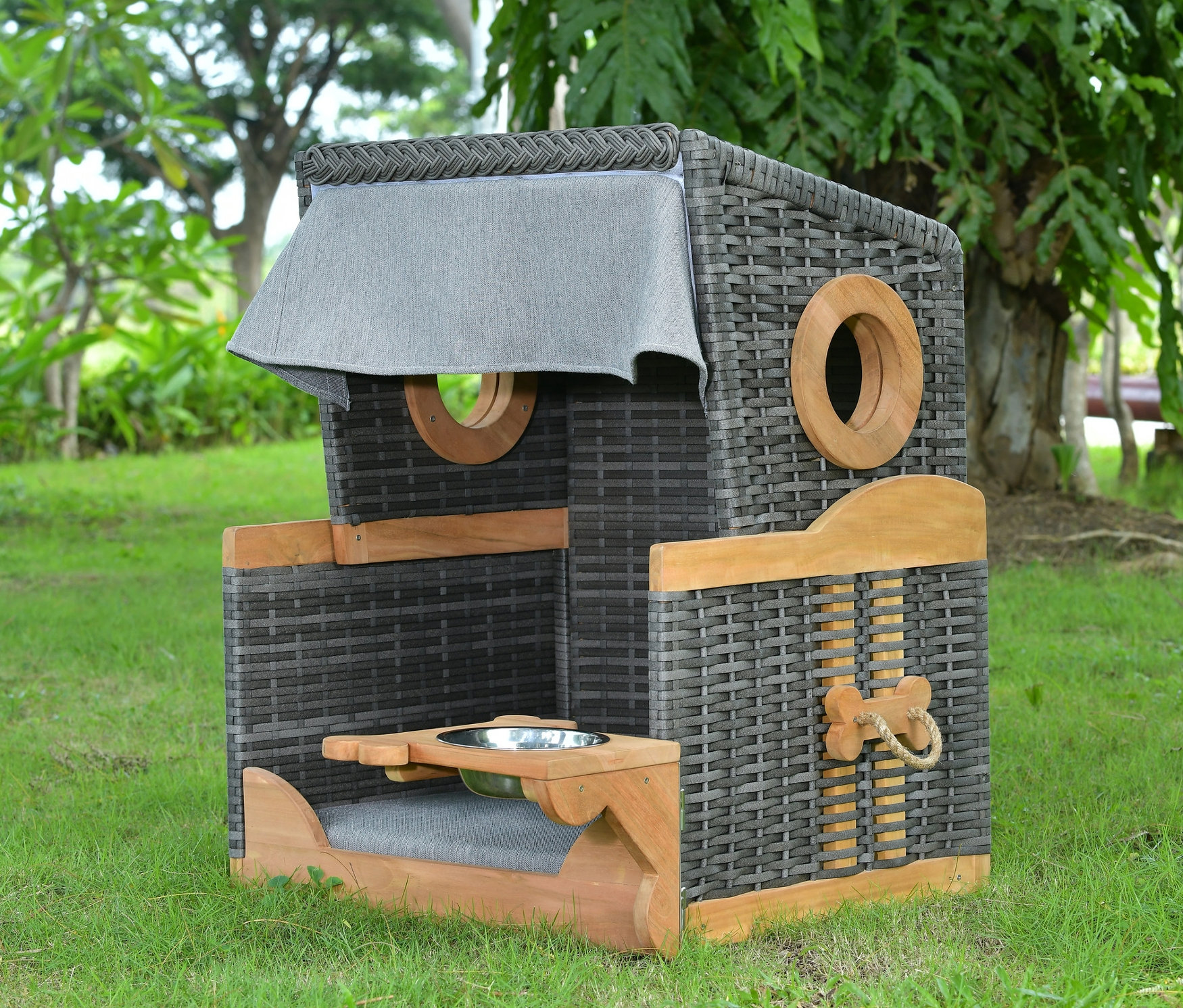 Der graue deVries Hundestrandkorb »Knochenfinder« steht auf einer Wiese.