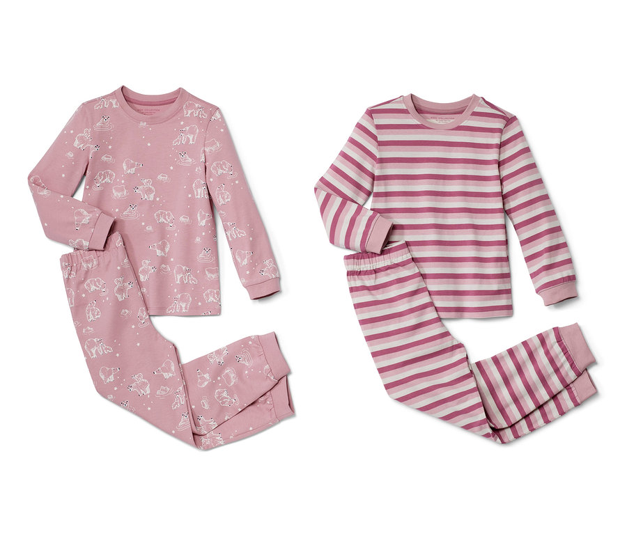 Zwei rosa Kinder-Pyjamas. Einer mit Bärenmuster, der andere mit rosa-weißen Streifen.