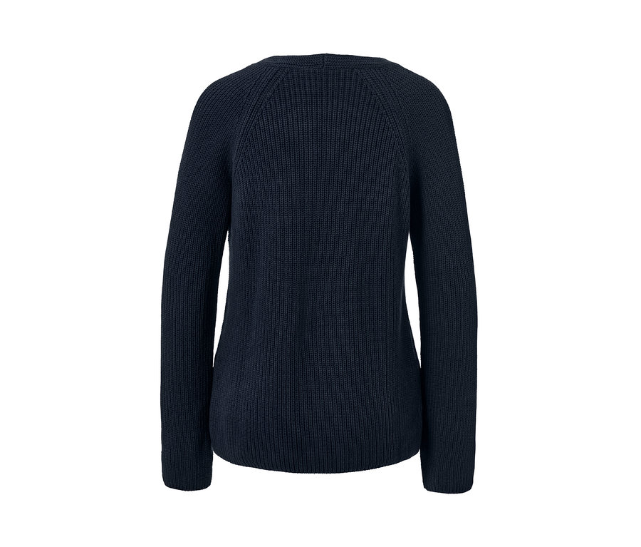 Detailansicht eines marineblauen Strickpullovers.