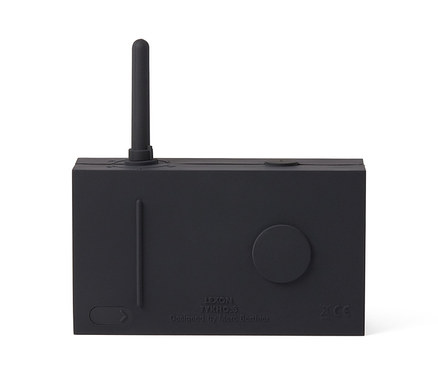 Schwarzes Lexon »TYKHO 3« Radio und Bluetooth®-Lautsprecher auf weißem Hintergrund.