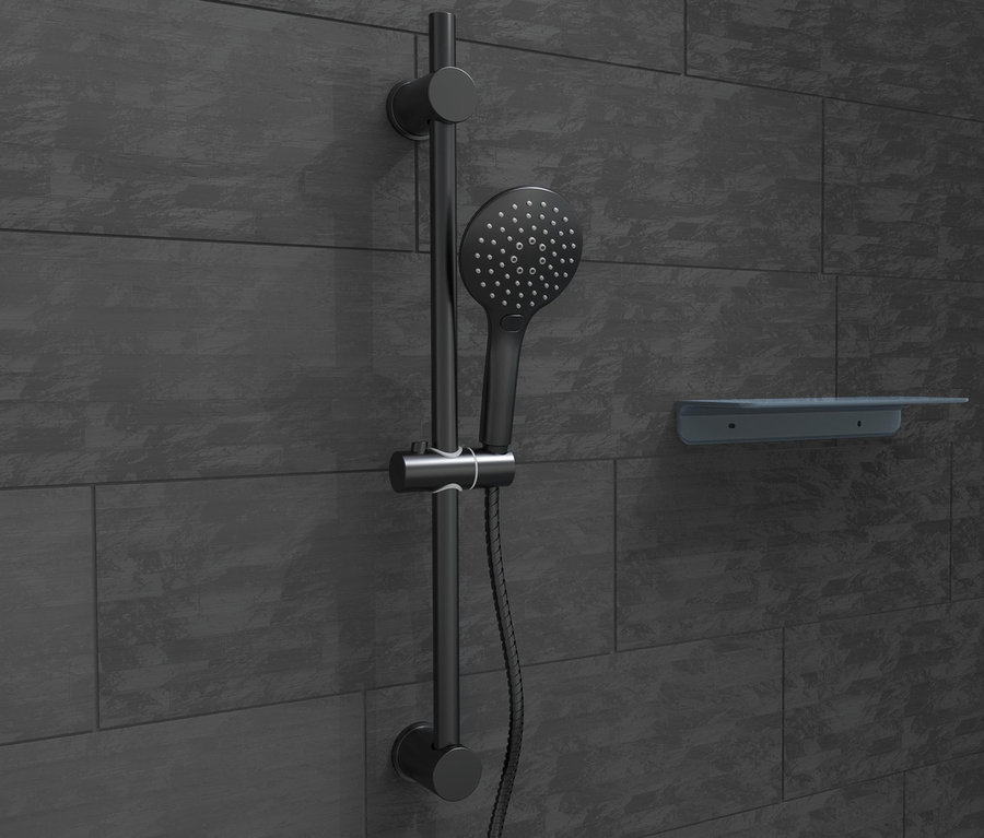 Schwarzes Stangenbrause-Set »Raven« an einer dunkelgrauen Wand.