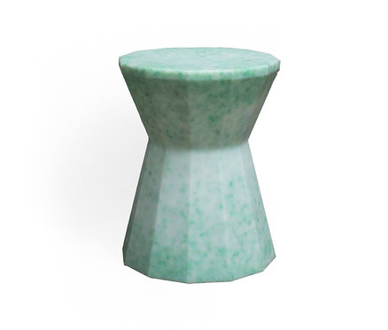 Ein grüner Beistelltisch vor einem weißen Hintergrund.