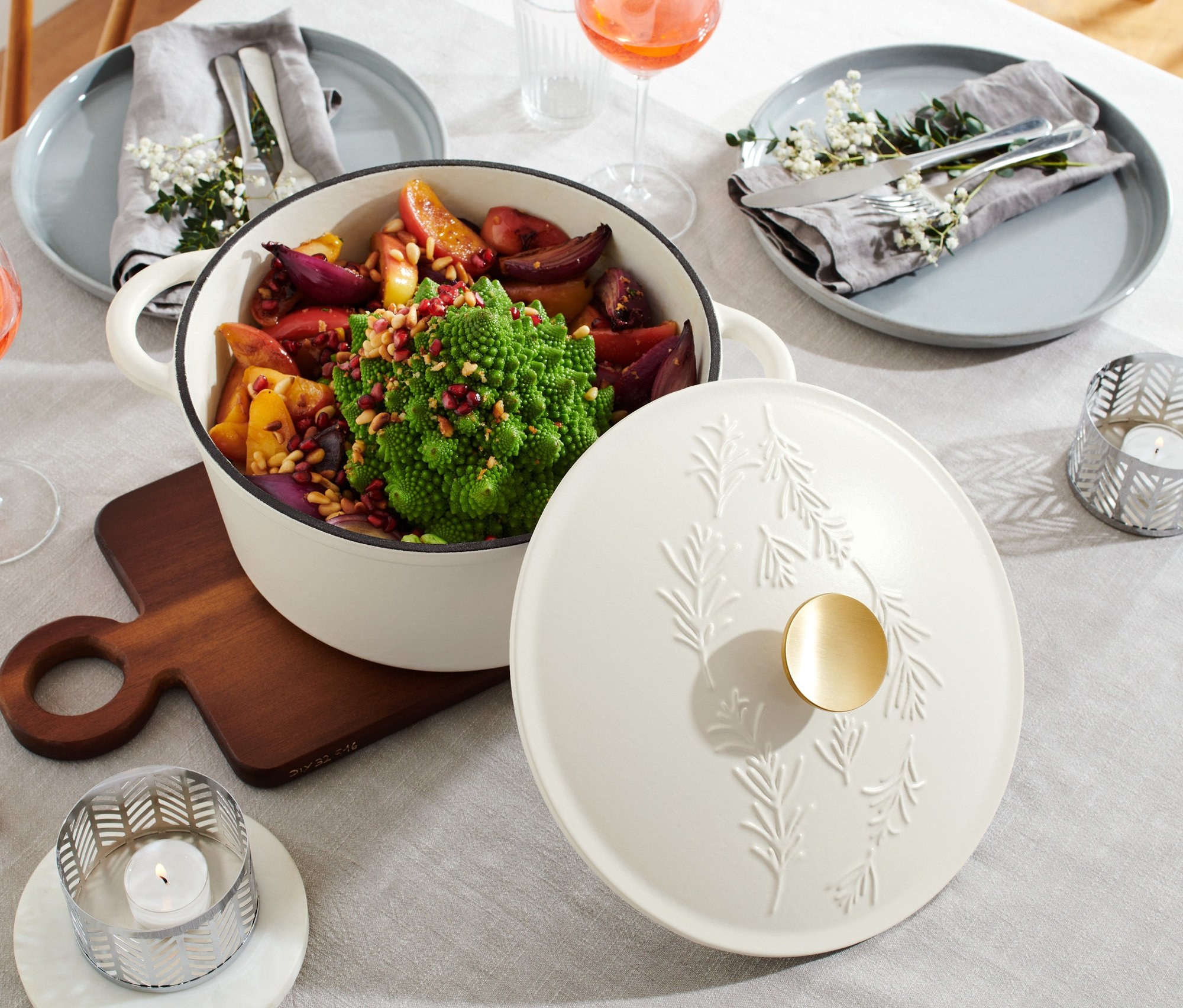 Essen im weißen Gusseisen-Topf auf dem Tisch.