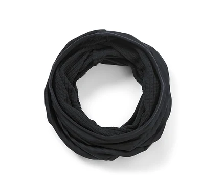 Ein schwarzes Multifunktionstuch ist zu einem Kreis gerollt.