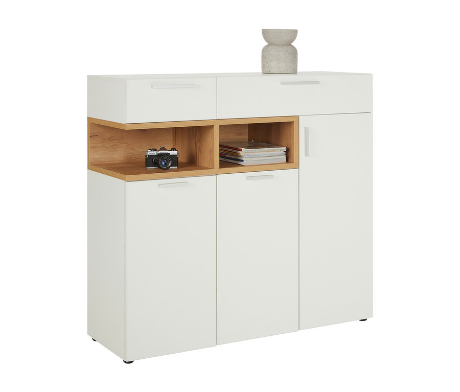 Weißes Sideboard »Nonza« mit drei Türen, zwei Schubladen, offenen Fächern, Kamera und dekorativer Vase.