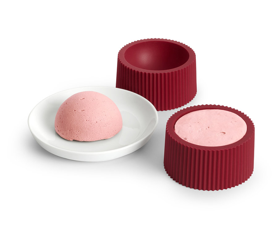 4 Dessert-Formen, mit rosa Dessert auf einem Teller.