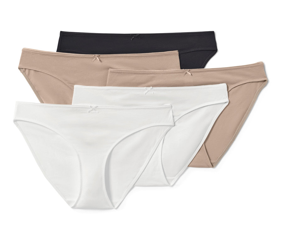 Fünf Slips in verschiedenen Farben (weiß, beige, schwarz) liegen übereinander.