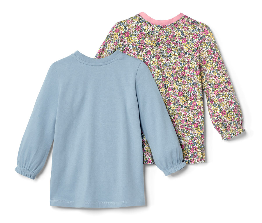 Zwei Kleinkind-Langarmshirts, eines blau, eines mit Blumenmuster.
