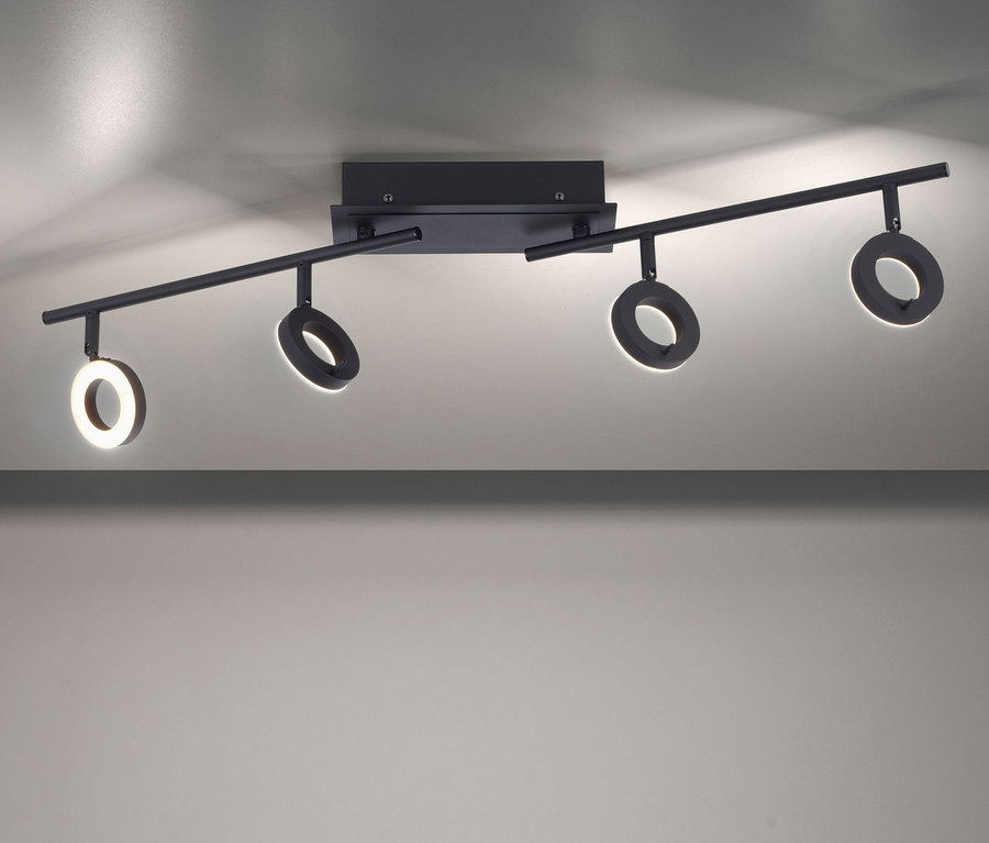 Große, schwarze Paul Neuhaus LED-Deckenleuchte »Sileda« an der Decke.