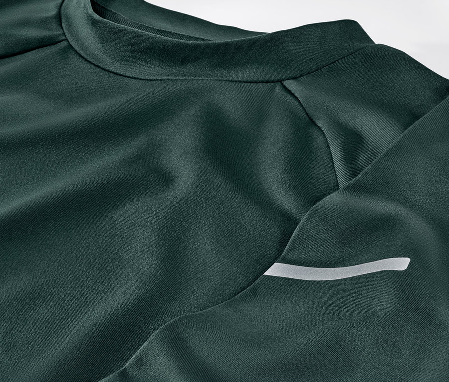 Detailaufnahme eines dunkelgrünen Langarm-Funktionsshirts.