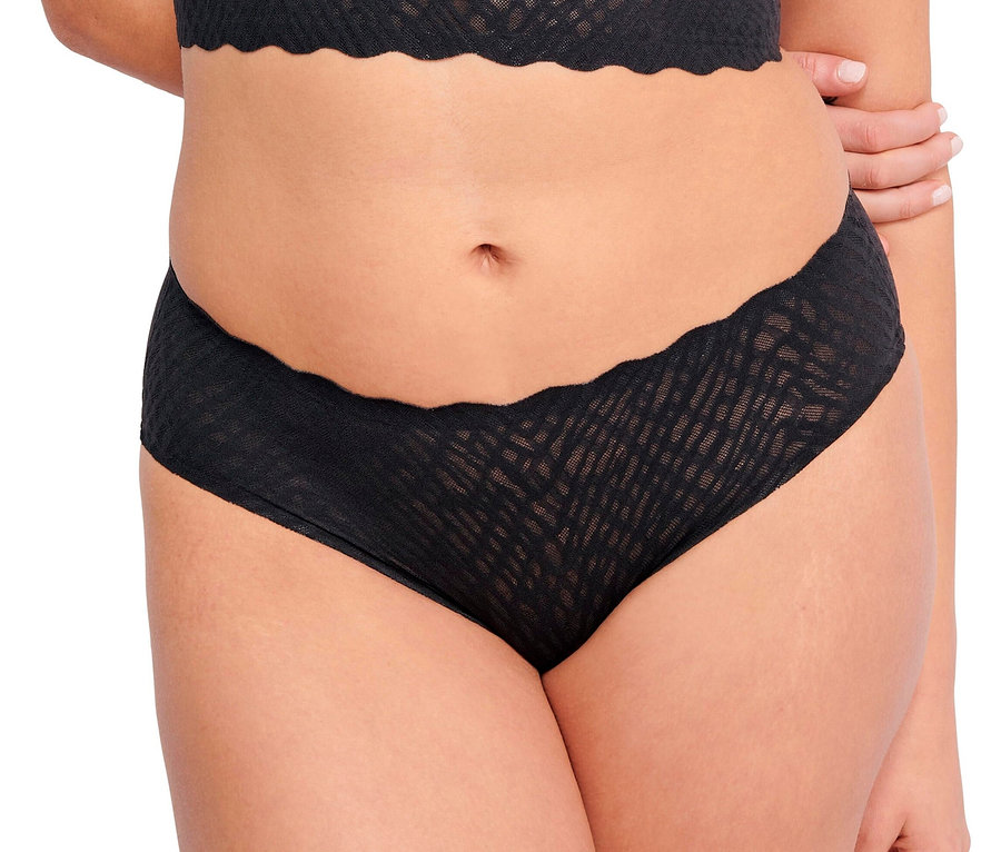 Oberkörper einer Frau mit schwarzem Sloggi ZERO Feel Bliss Hipster.