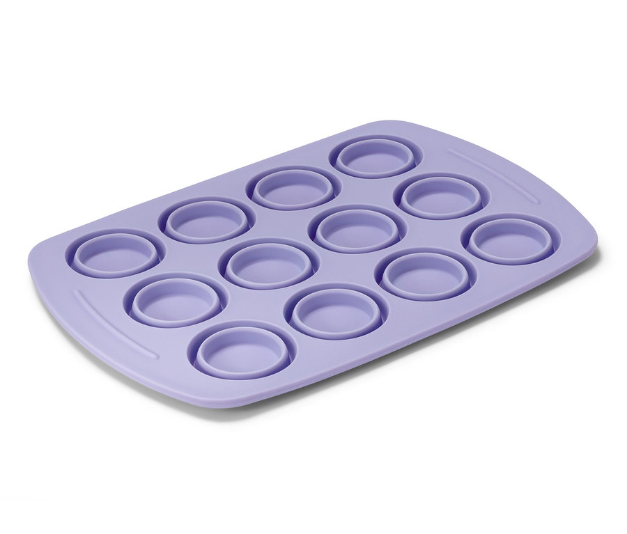 Lila Faltbares Silikon-Muffinblech mit zwölf Mulden.