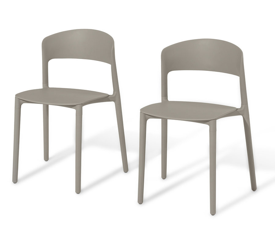 Zwei Kunststoff-Stühle stehen auf weißem Grund.