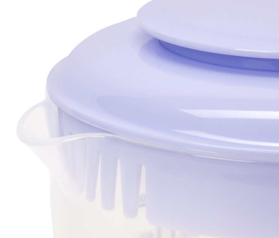 Nahaufnahme eines Rührbechers mit Deckel.