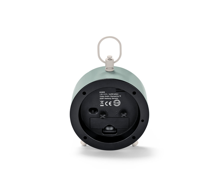 Detailansicht der Rückseite eines analogen Designweckers.