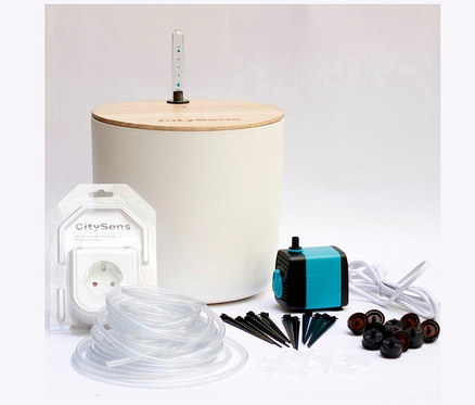 Automatische Blumentopfbewässerung mit weißem Topf, Wassertank, Pumpe und Zubehör.
