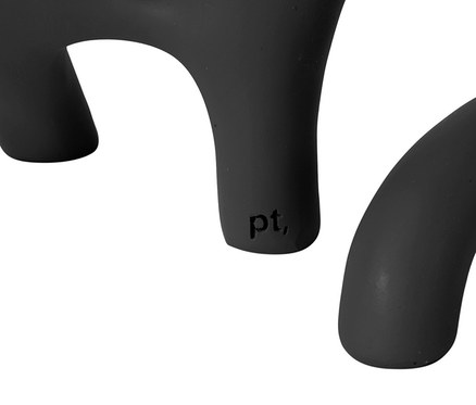 Detailaufnahme eines schwarzen Kerzenständers.