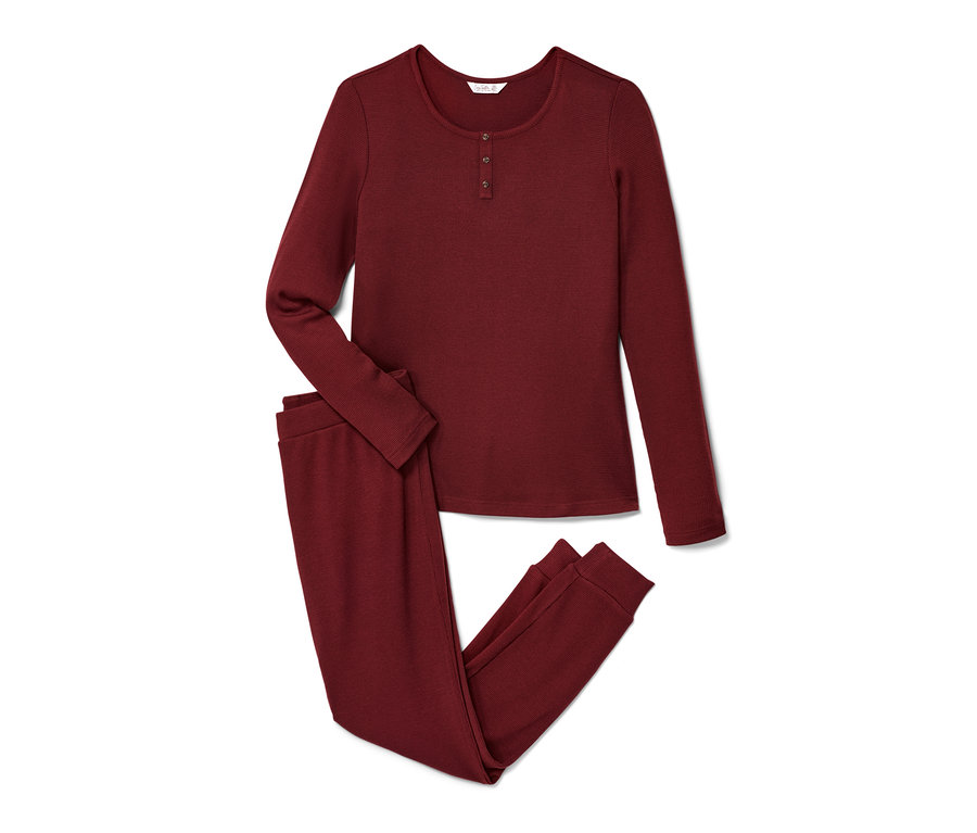 Ein burgunderroter Pyjama mit langen Ärmeln und Hosen.