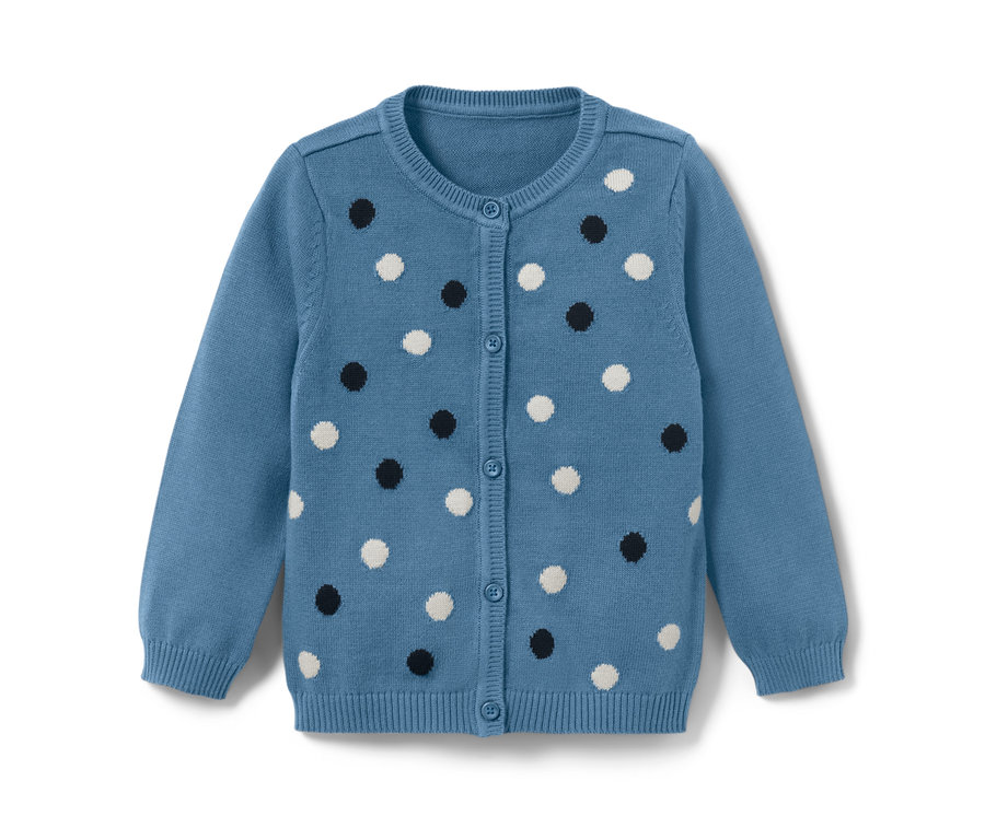 Eine hellblaue Kleinkind-Strickjacke mit weißen und schwarzen Punkten.