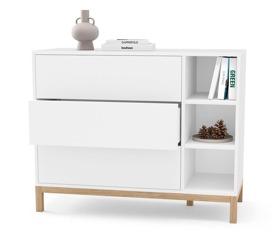 Weisse Kommode mit drei Schubladen, von denen eine geöffnet ist. Auf der Kommode liegen eine Vase und Bücher.