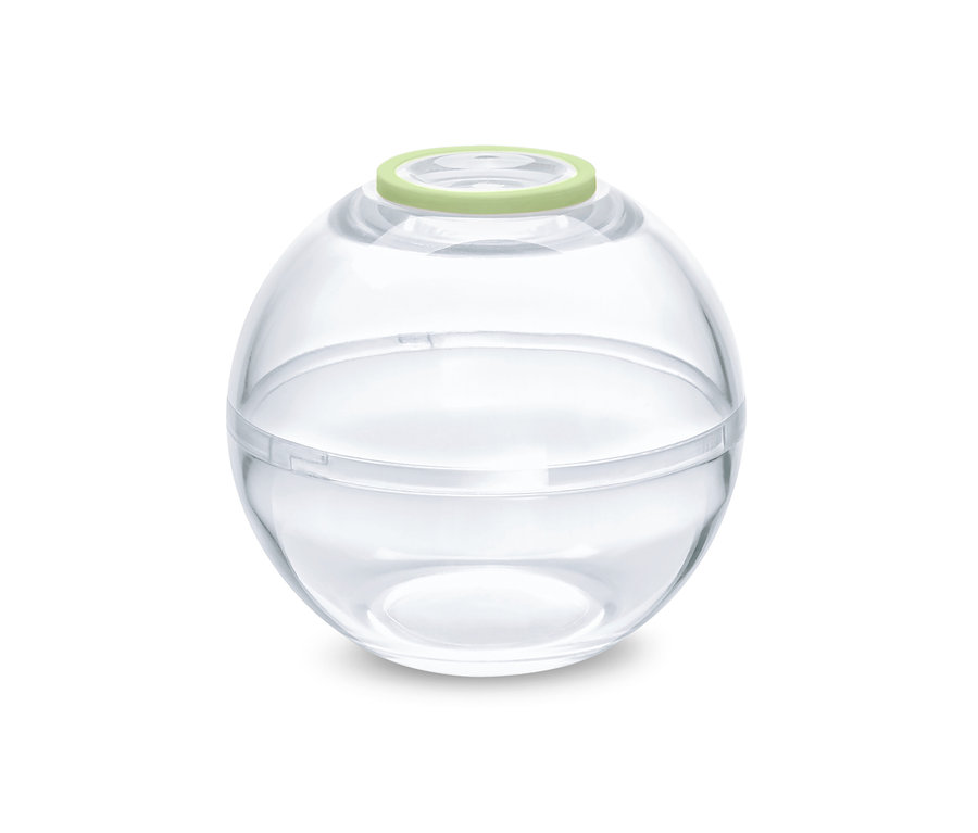 Eine durchsichtige Frischhaltekugel mit hellgrünem Deckel.