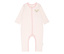 Detailansicht eines rosa-weiß gestreiften Steiff Baby-Stramplers mit Knopfleiste.
