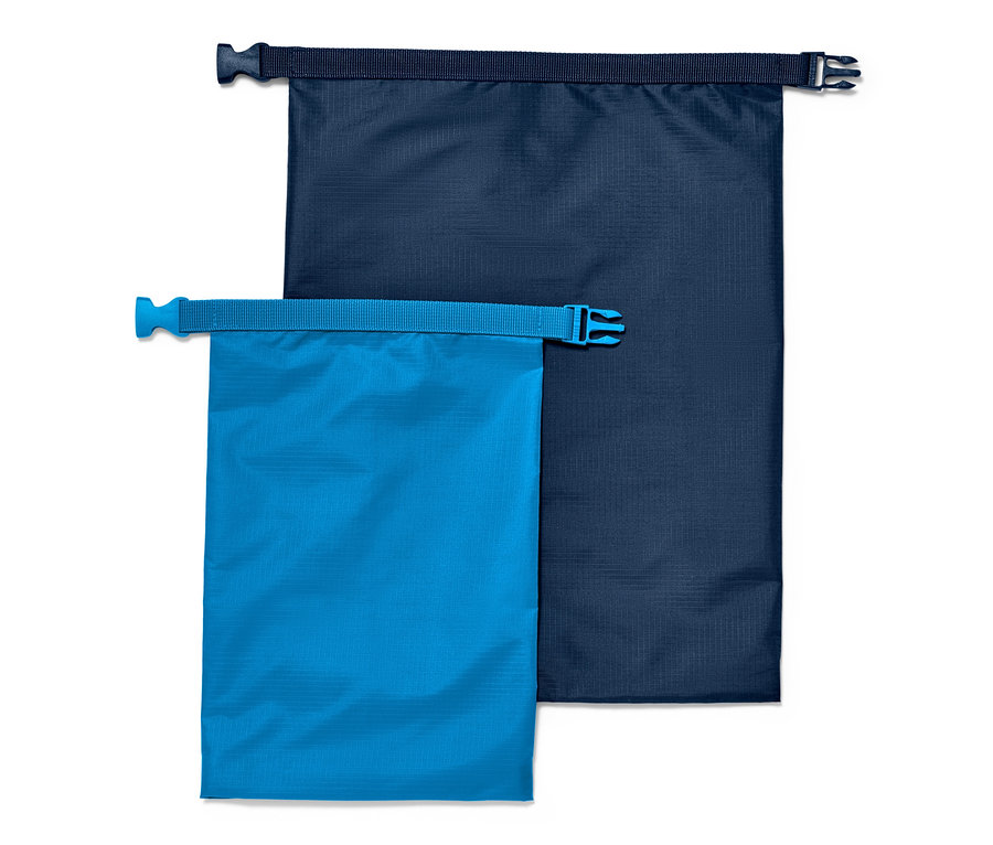 Zwei wasserfeste Packsäcke, einer blau und einer dunkelblau.