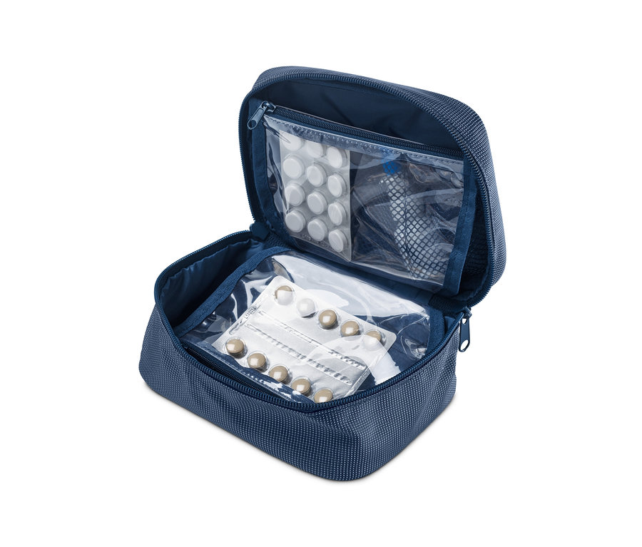 Geöffnete blaue Medikamenten-Tasche mit Tablettenblistern darin.