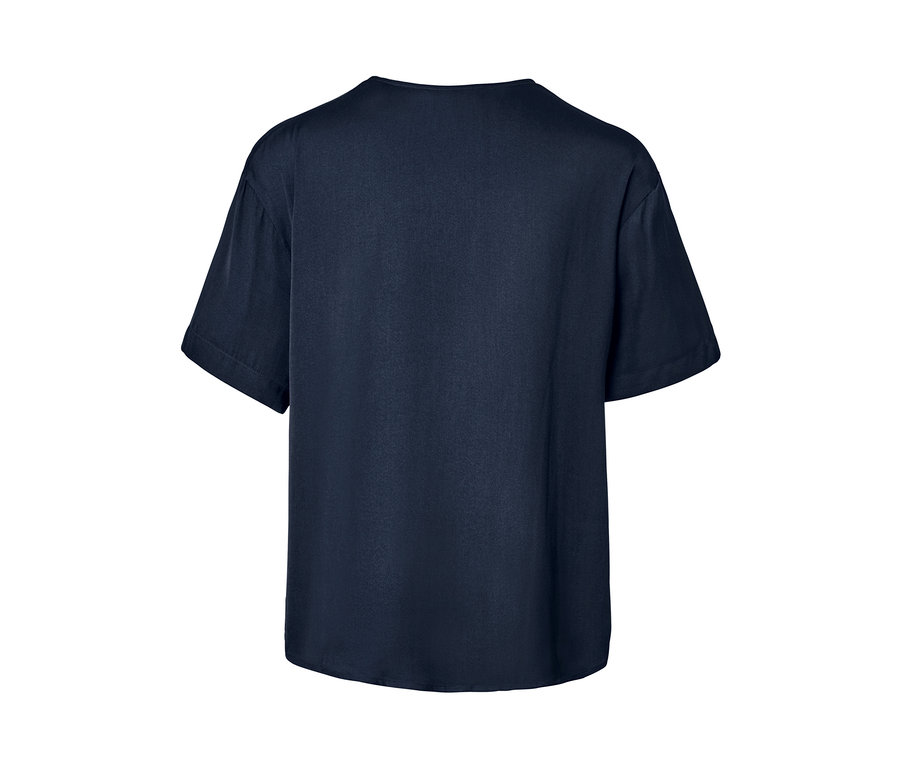 Detailansicht der Rückseite einer marineblauen Satin-Tunikabluse.