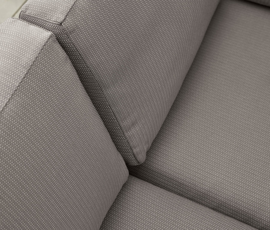 Detailaufnahme eines 1-Sitzer Eck-Moduls und eines 1-Sitzer Mittel-Moduls mit Premium-Polsterbezügen.