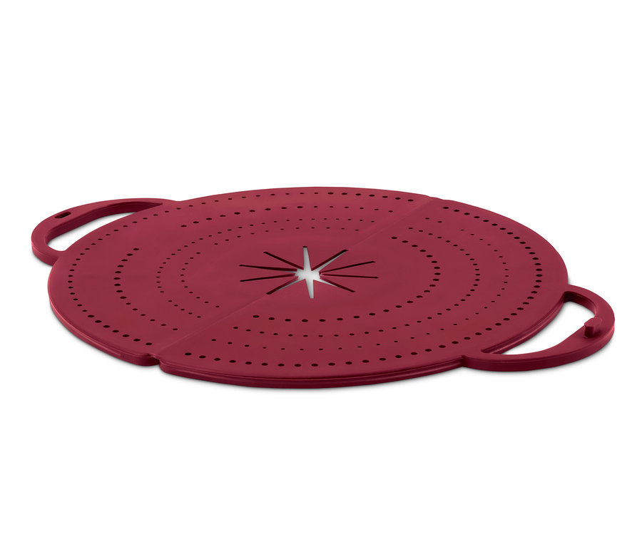 Nahaufnahme eines roten 4-in-1-Pfannenspritzschutzes mit Löchern auf einem weißen Hintergrund.