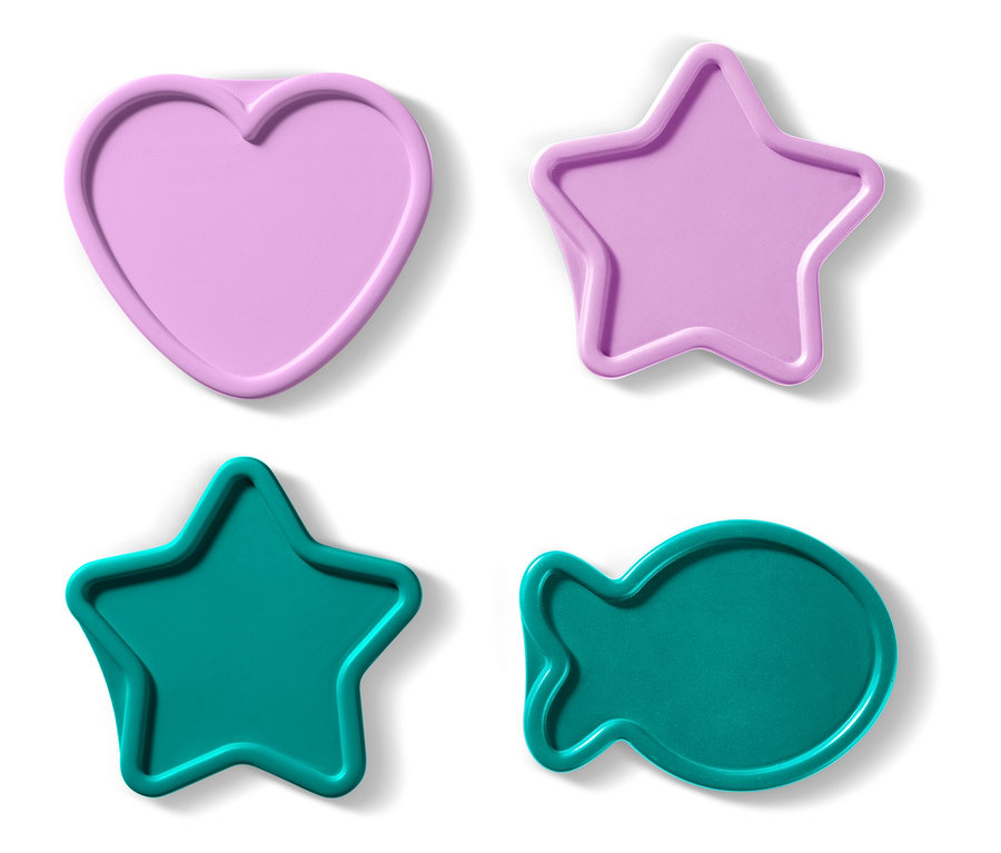 Vier Ausstechformen in Herz-, Stern- und Fischform in Rosa und Grün.