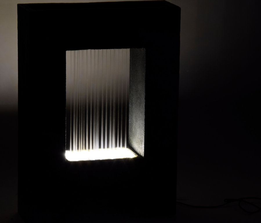 Schwarzer Dobar Gartenbrunnen mit Pflanzen-Option, senkrechte Wasserstrahlen und Licht.