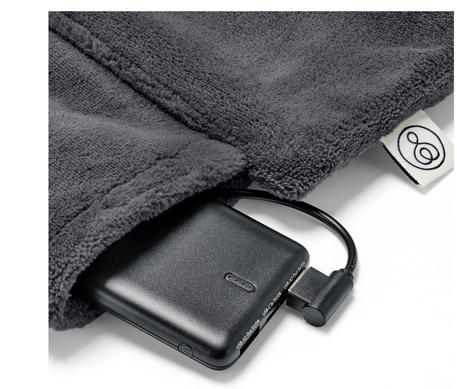 Graues Outdoor-Heizkissen mit schwarzer Powerbank und USB-Kabel.