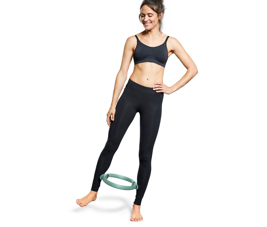 Frau benutzt Pilatesring.