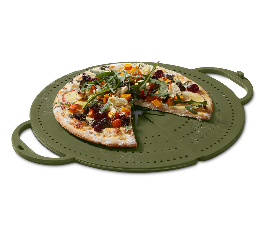 Pizza angeschnitten auf einem 4-in-1-Pfannenspritzschutz.
