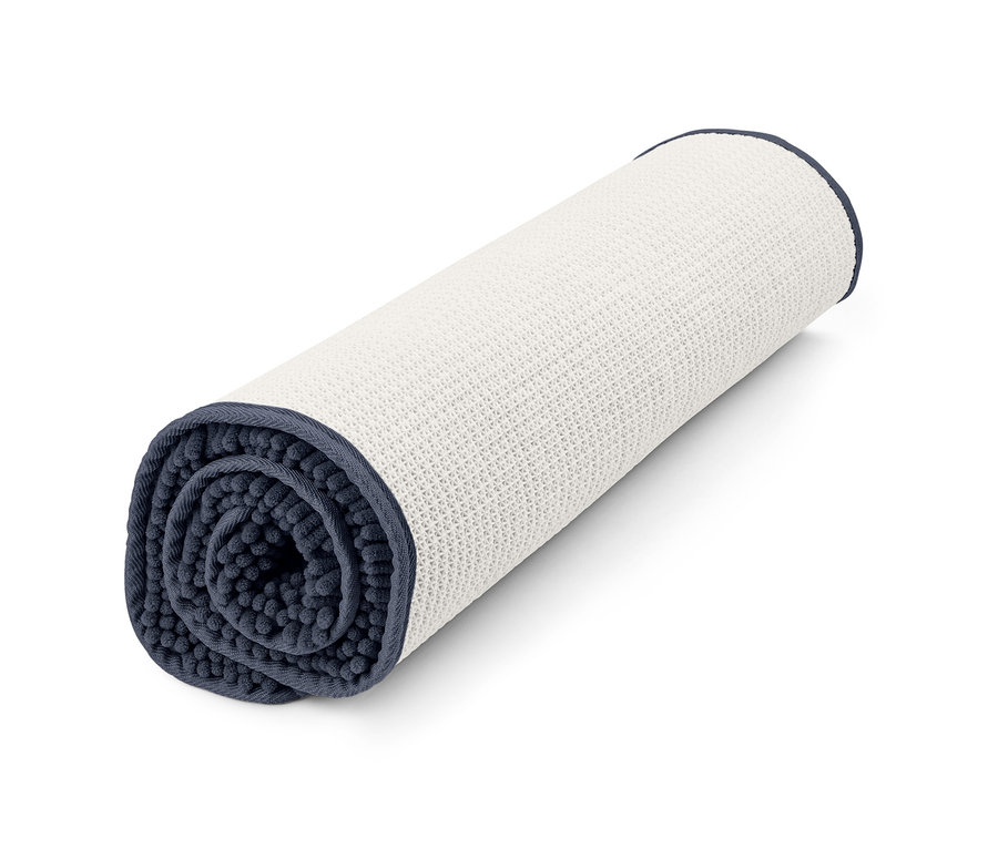 Eine zusammengerollte, schnelltrocknende Hundematte mit Textur und dunkelblauem Rand.